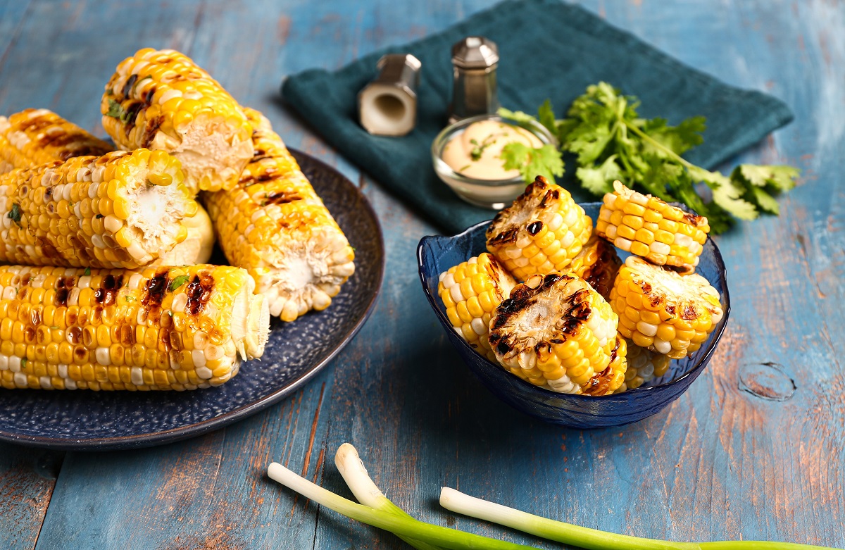 Plate,And,Bowl,Of,Tasty,Grilled,Corn,Cobs,With,Parsley