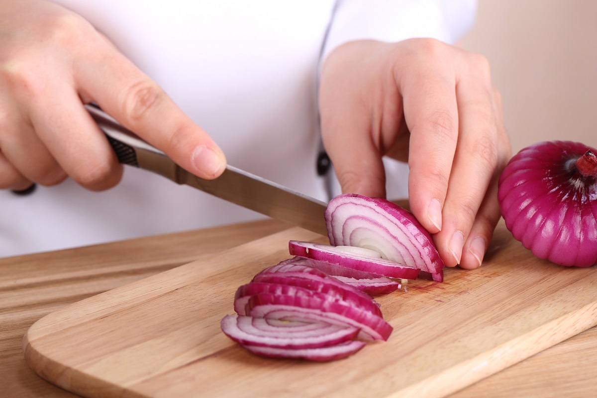 Female,Hands,Cutting,Bulb,Onion,,Close,Up