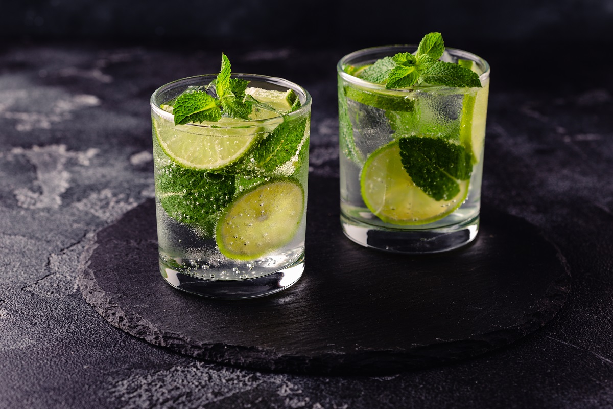 Refreshing,Summer,Alcoholic,Cocktail,Mojito,With,Ice,,Fresh,Mint,And