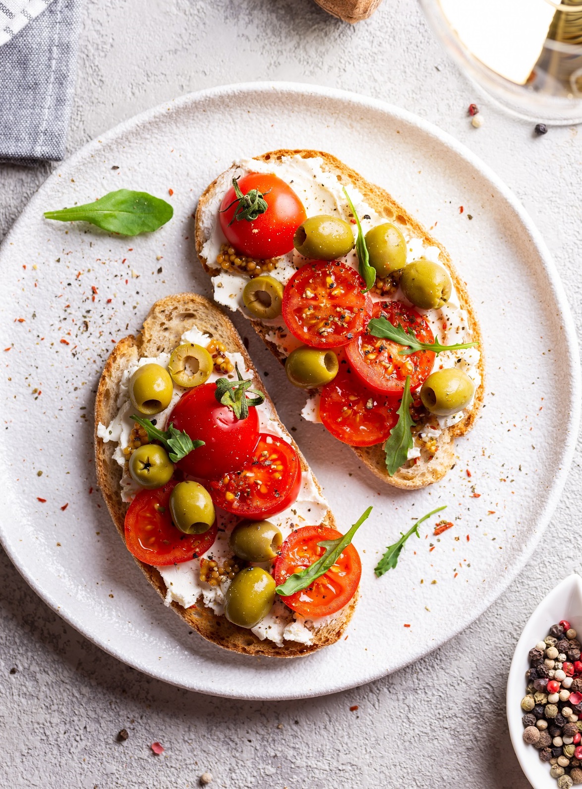 Bruschettas,With,Olives,And,Fresh,Tomatoes,And,Wineglass