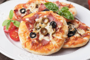 Mini,Pizzas,With,Ham,,Olives,,Cheese,And,Tomato
