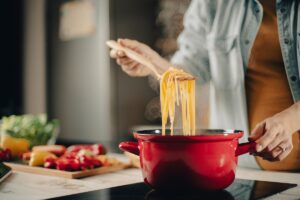 Μαγείρεμα στο σπίτι ή delivery; Ποιο είναι τελικά πιο οικονομικό;
