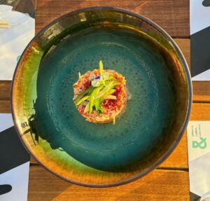 Sushi, κοκτέιλ και ναργιλέδες στην καρδιά των Κυκλάδων