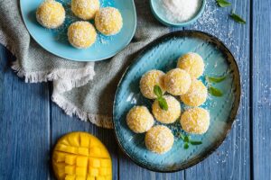Καλοκαιρινά energy balls με μάνγκο και χουρμά σε 2 εκδοχές