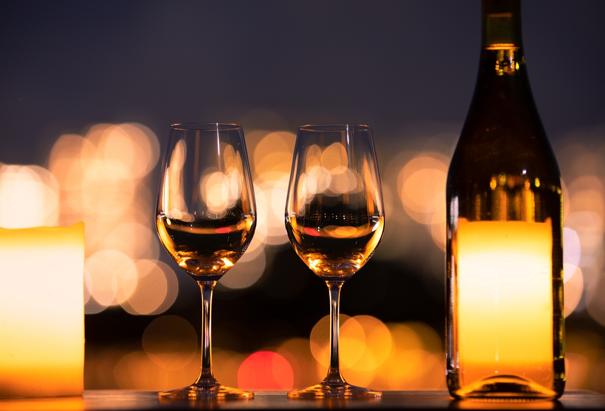 Bottle,Of,Wine,And,Glasses,In,Restaurant,Dinner,Setting.