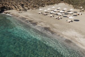 Bond Beach Club: Η επιτομή του καλοκαιρινού al fresco dining στην Κέα