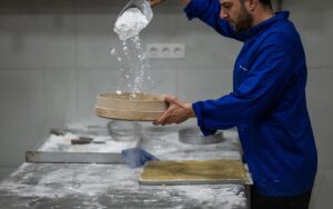 Αμυγδαλωτά Τσαγκάρη: Μια γλυκιά ιστορία 100 χρόνων στην Ύδρα