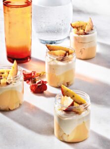 Σπασμένο κέικ λεμόνι με custard, γιαούρτι και ροδάκινα