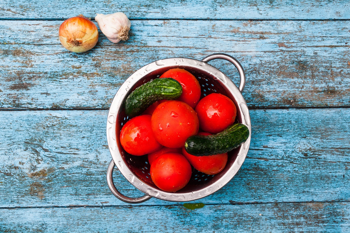 Wet,Red,Tomatoes,And,Green,Cucumbers,In,The,Metal,Colander.