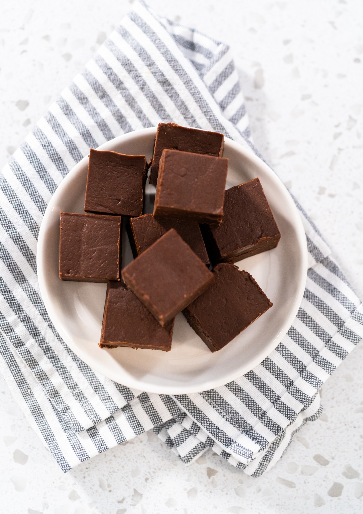 Homemade,Plain,Fudge,Pieces,On,A,White,Ceramic,Plate.