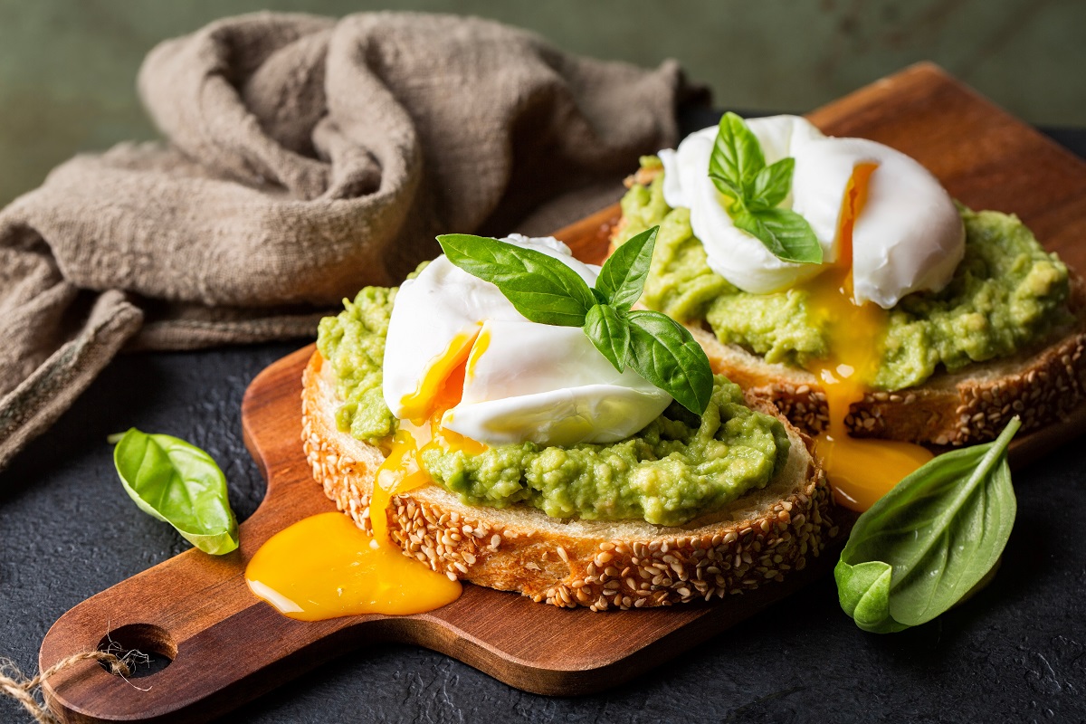 Smashed,Avocado,Sandwich,With,Boiled,Poached,Egg,With,Flowing,Yolk