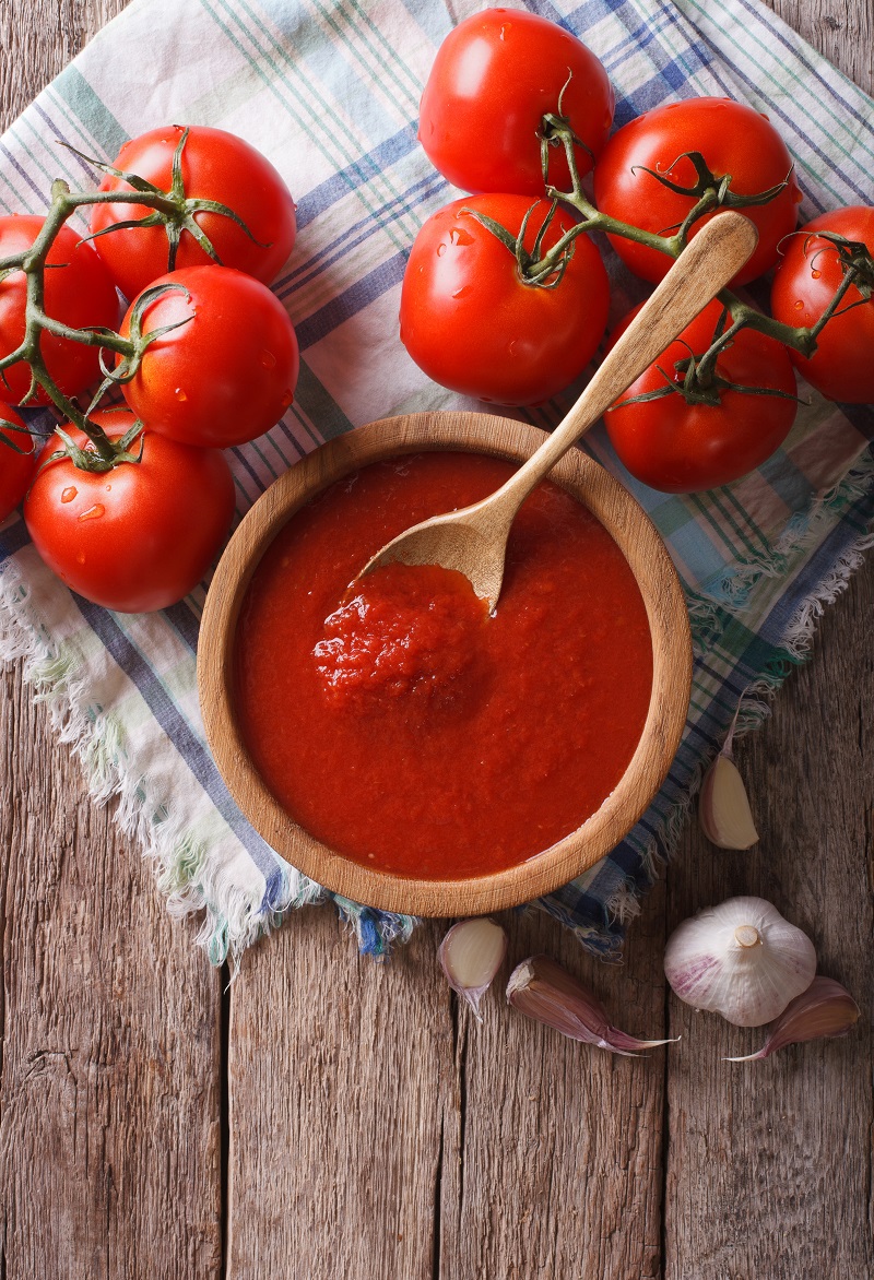 Tomato,Sauce,With,Garlic,And,Basil,In,A,Wooden,Bowl