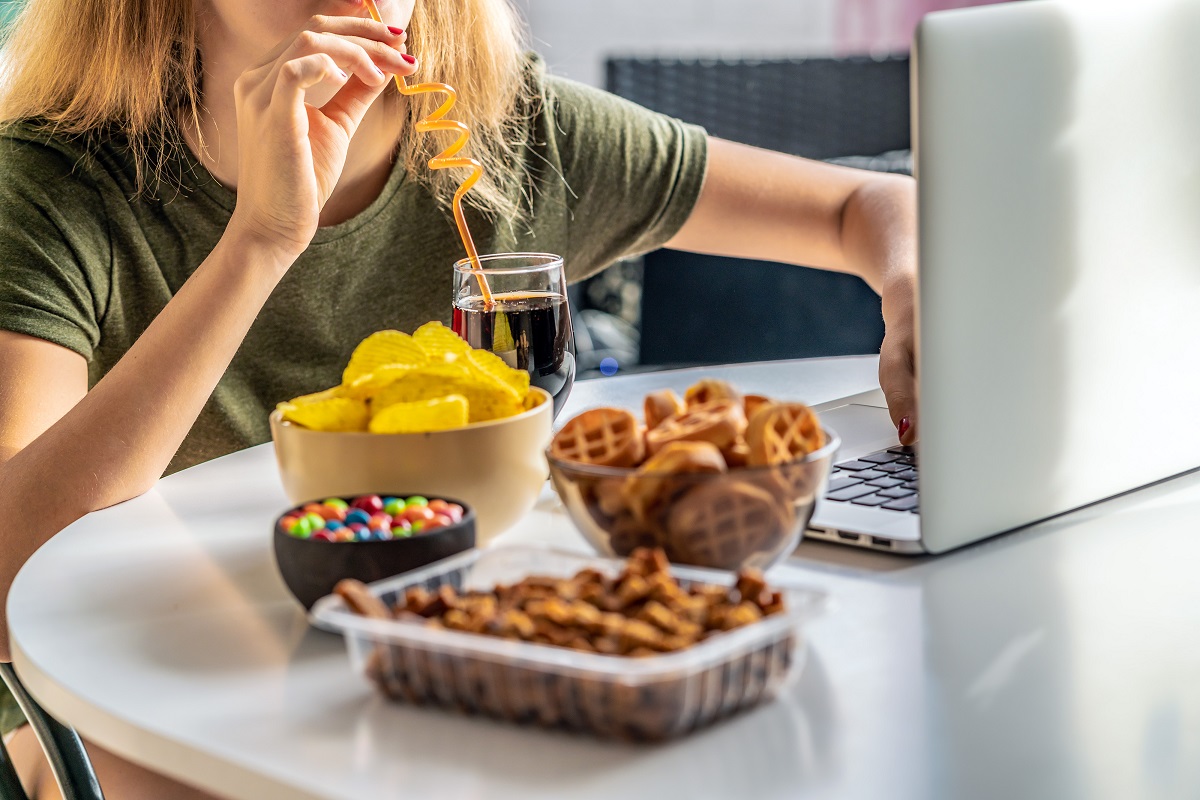 Girl,Works,At,A,Computer,And,Eats,Fast,Food.,Unhealthy