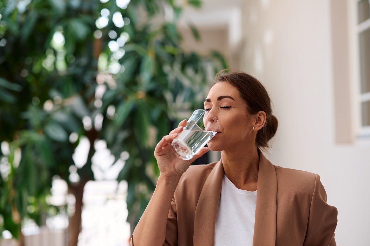 Female,Entrepreneur,Enjoying,In,A,Glass,Of,Fresh,Water,While