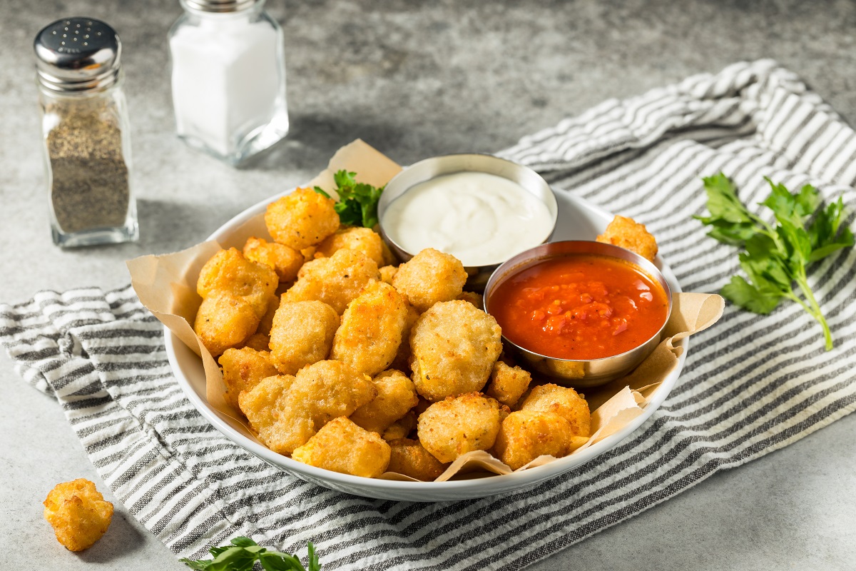 Homemade,Deep,Fried,Wisconsin,Cheese,Curds,With,Dipping,Sauce