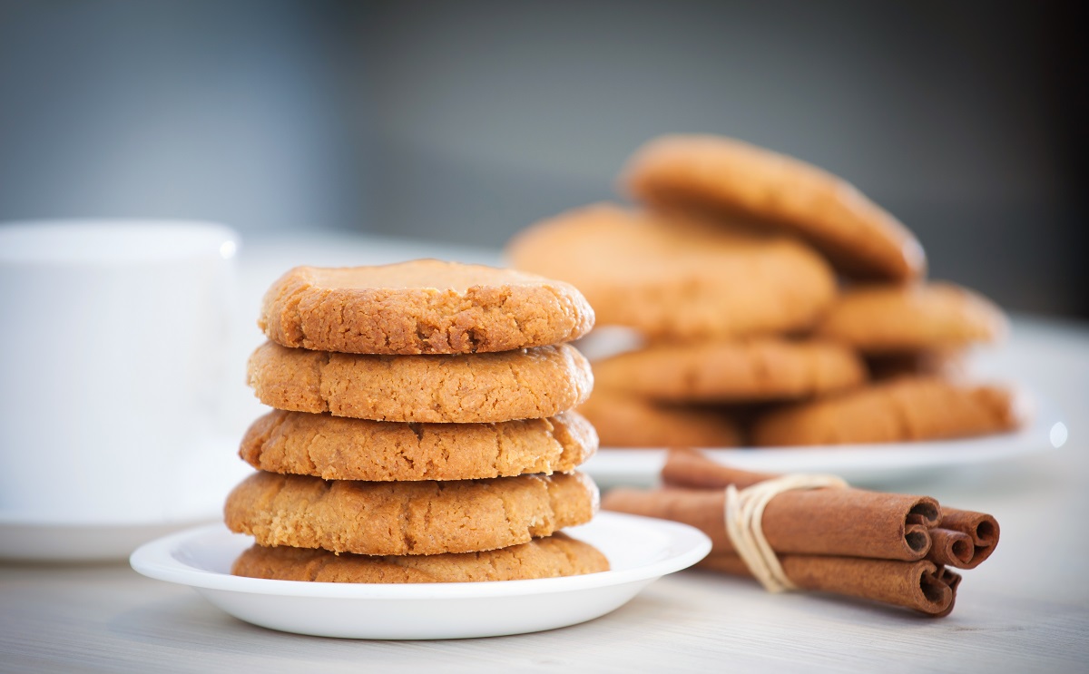 Fresh,Baked,Peanut,Butter,Cookies,With,Cinamon,Sticks.,Closeup,With