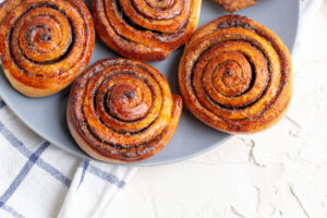 Baked,Cinnamon,Buns,On,Grey,Plate,On,Light,Background,With