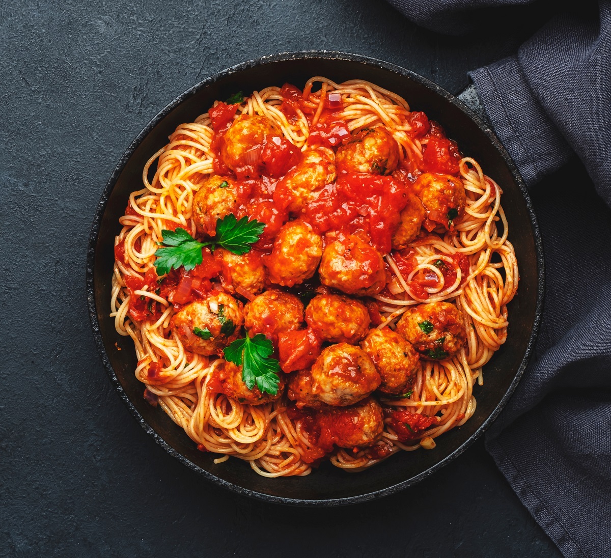 Spaghetti,Pasta,With,Meatballs,In,Tomato,Sauce,With,Parsley,In