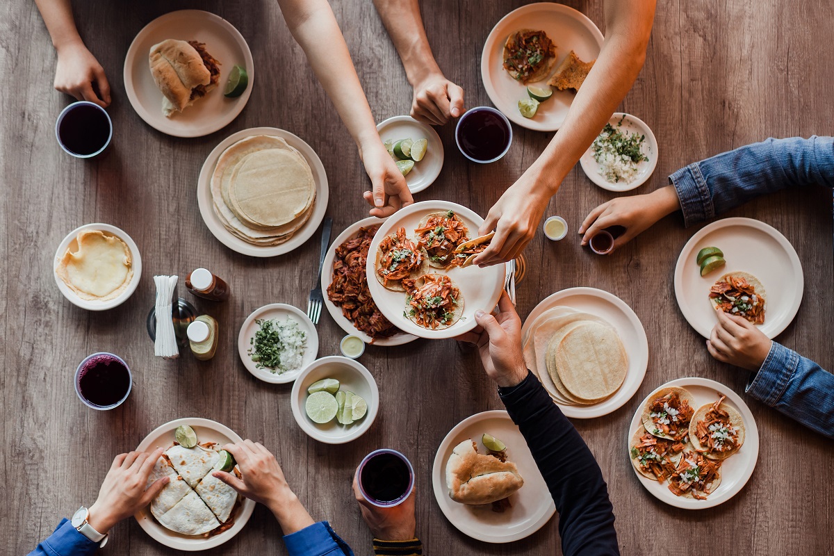 Group,Of,Mexican,People,Eating,Tacos,Al,Pastor,In,A