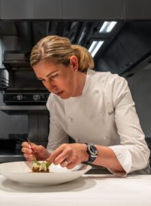 Clare Smyth: Η μοναδική Βρετανίδα chef με τρία αστέρια Michelin μιλάει στο Cantina