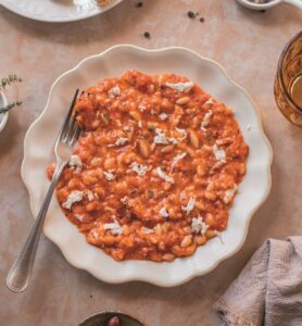 Τριφτούδι χυλωμένο με ντομάτα, γιαούρτι και δυόσμο