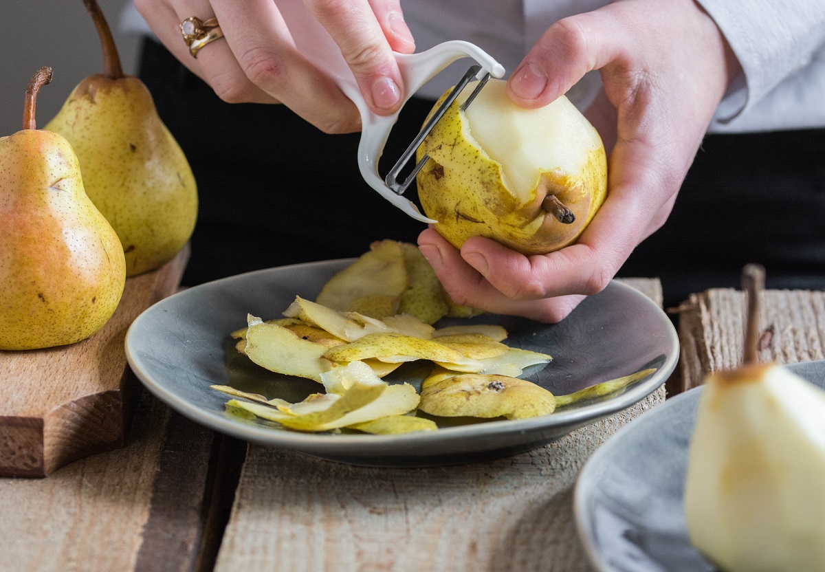 Peeling,Pears,With,A,White,Vegetable,Peeler