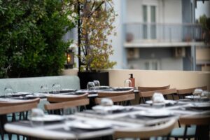 Balcony: Γεύμα σε ένα αστικό, όμορφο μπαλκόνι