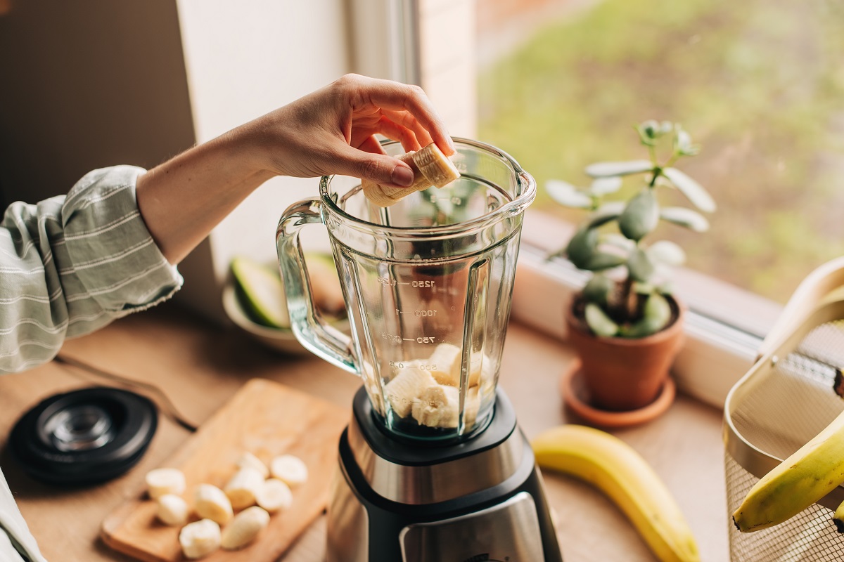 Woman,Is,Preparing,A,Healthy,Detox,Drink,In,A,Blender