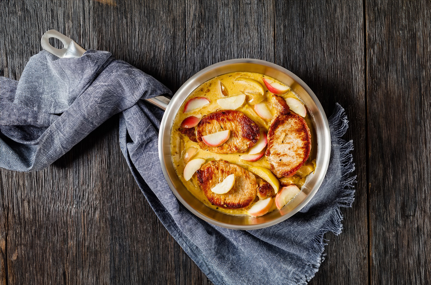 Pork,Chops,In,Apple,Cider,Cream,Sauce,With,Caramelized,Apples