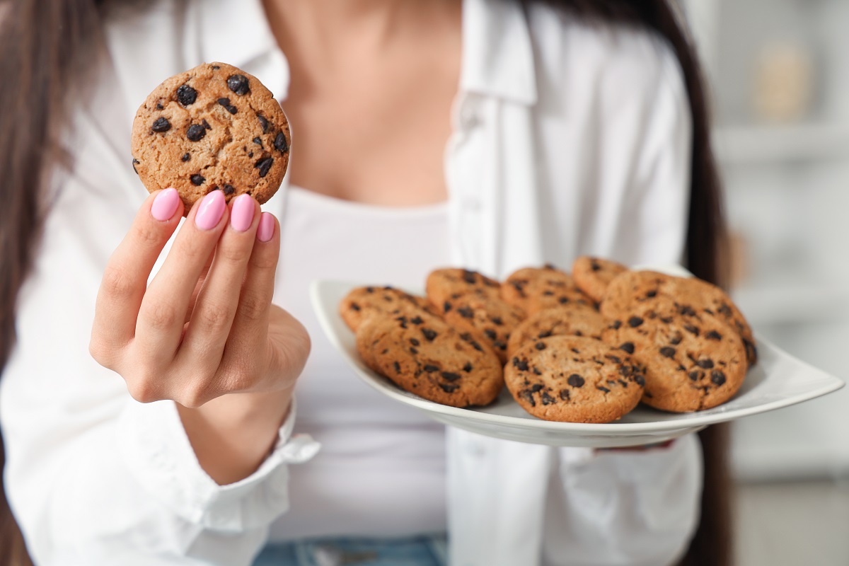 Beautiful,Young,Woman,Holding,Plate,Of,Tasty,Cookies,With,Chocolate