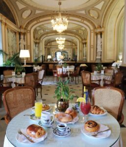 Gran Caffè Gambrinus: Το ιστορικό καφέ στην καρδιά της Νάπολης