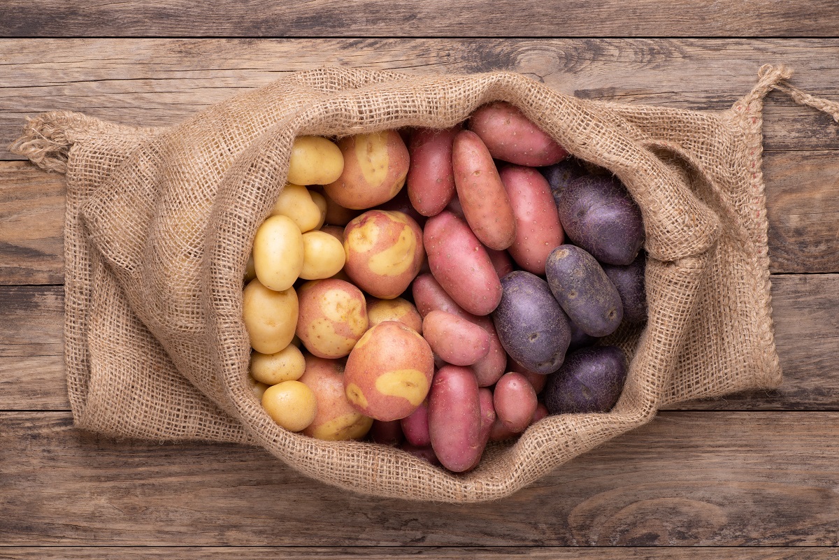 Different,Types,Of,Potatoes,In,A,Sack,On,Wooden,Rustic