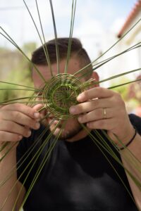 Ραφαήλ Γιαννέλης: Ο λαογράφος που αναβιώνει την καλαθοπλεκτική τέχνη και τα τυριβόλια της Λήμνου