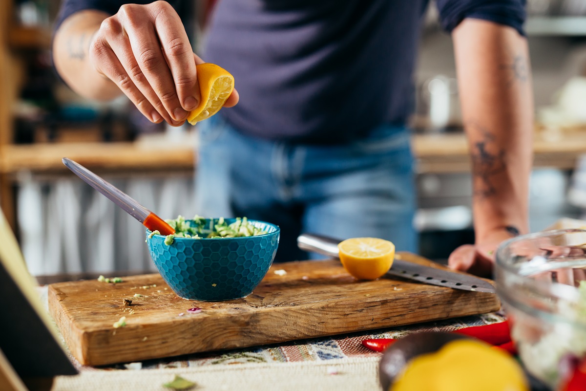 Close,Up,Man,Squeezing,Lemon,.,Preparing,Dressing,For,Salad