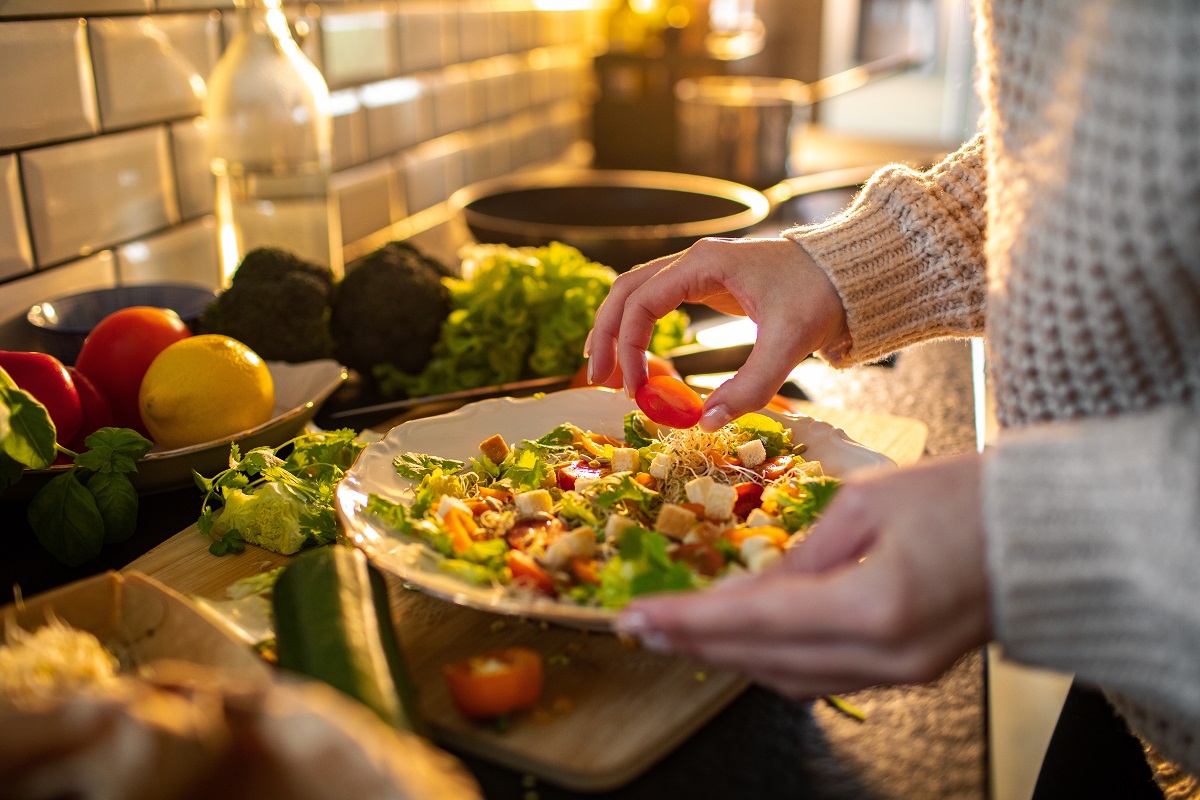 Young,Adult,Woman,Preparing,A,Healthy,Salad,In,The,Kitchen