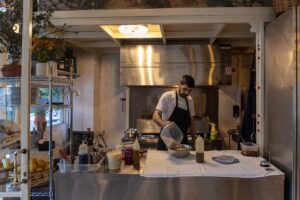 Η Ταβέρνα των Φίλων, ένα χρόνο μετά