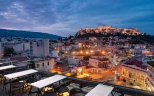 A for Athens: Όταν η τέχνη συναντά την υψηλή τεχνική σε μια αριστουργηματική cocktail list