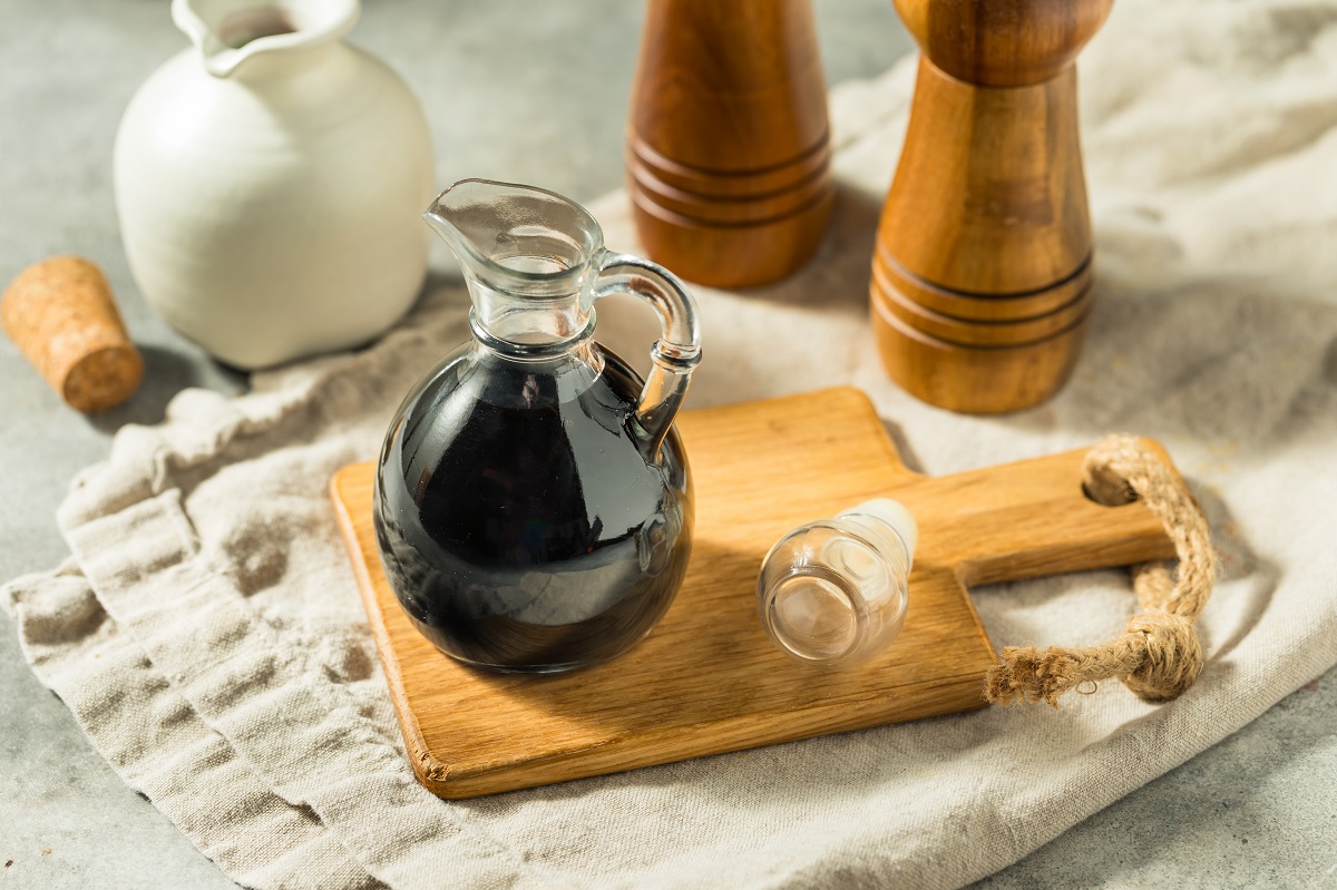 Homemade,Balsamic,Vinegar,Glaze,In,A,Container