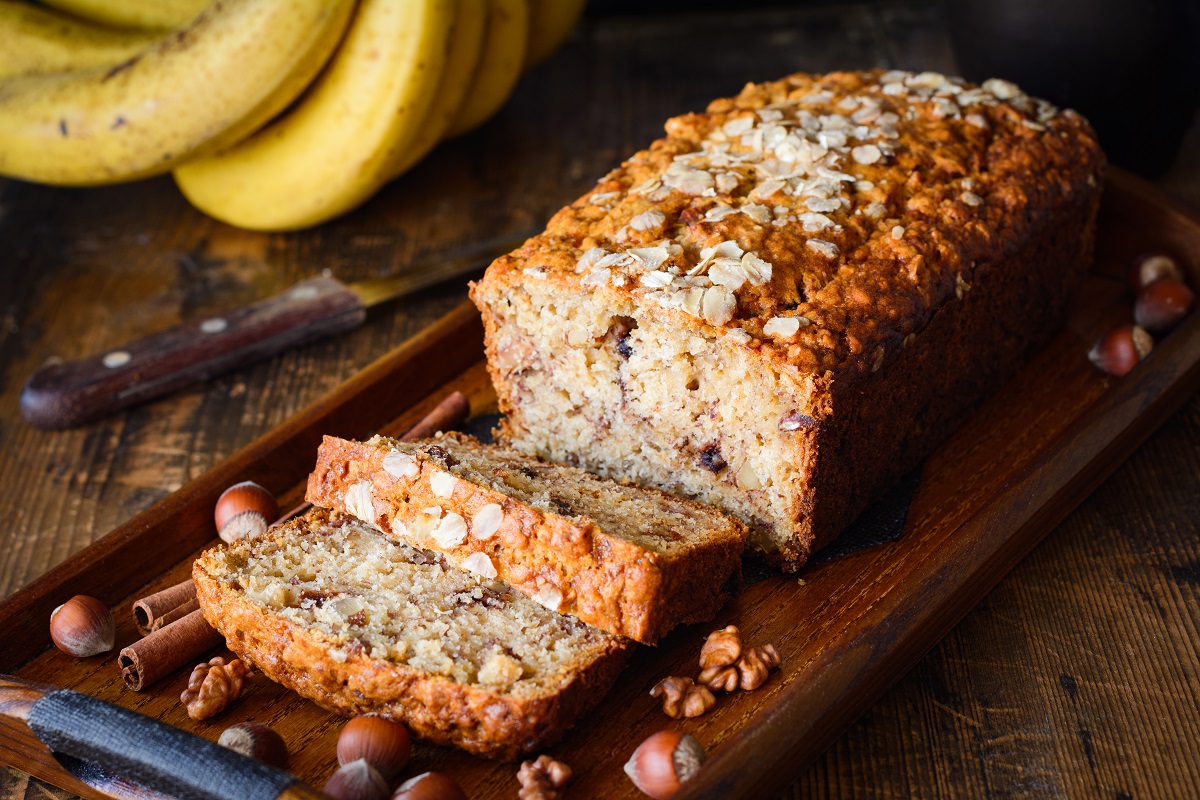 Banana,Bread,With,Walnuts,,Cinnamon,And,Chocolate,Chips,On,Wooden