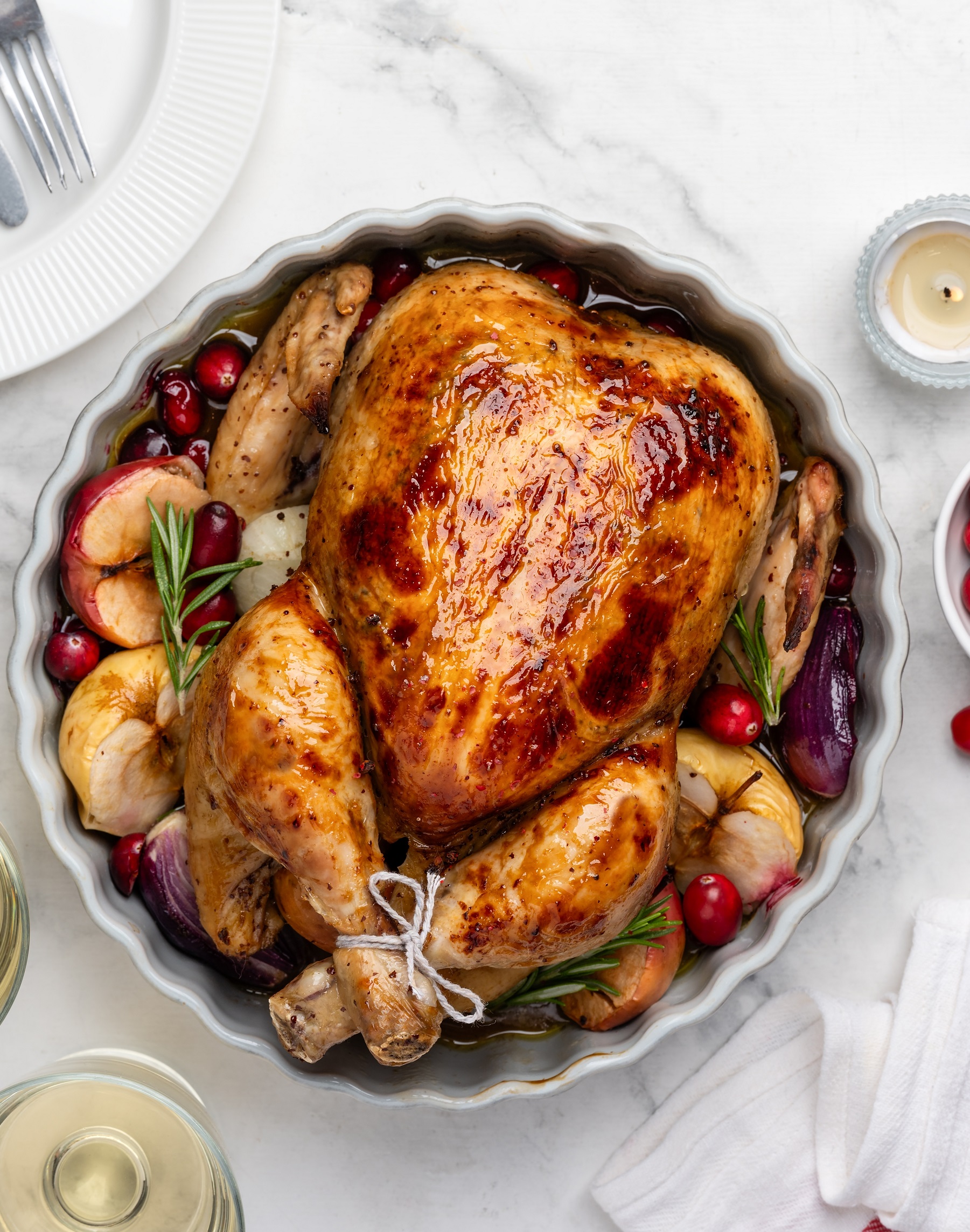 Roasted,Chicken,With,Apples,,Red,Onions,And,Cranberries,In,A