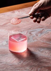 Humain by Jul’s: Μια εκρηκτική cocktail list σε έναν διεθνή γαστρονομικό προορισμό στο Παγκράτι