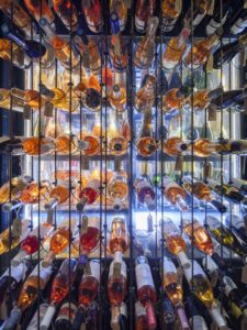 12+2 ενημερωμένες κάβες της Αθήνας για deli, spirits και κρασιά