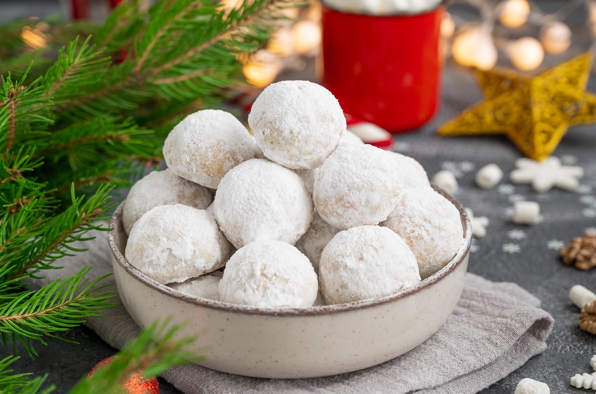 Christmas,Snowball,Cookies,With,Walnuts,And,Powdered,Sugar,In,A