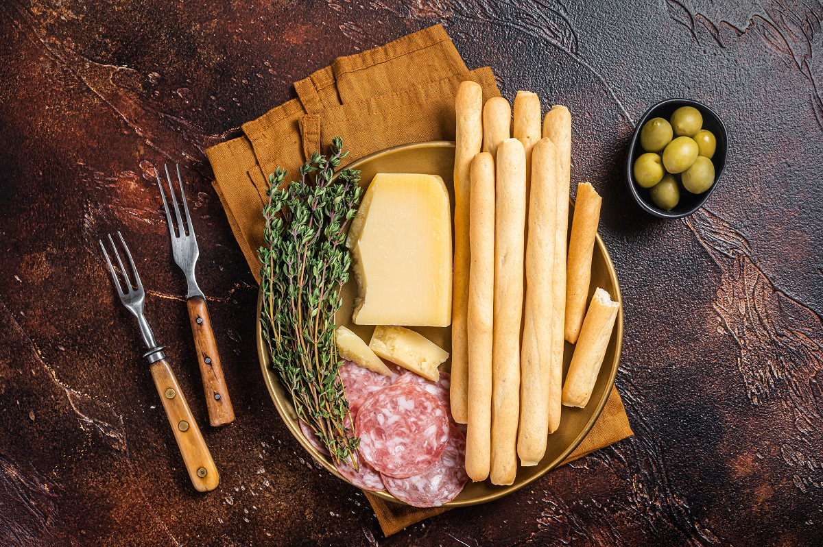 Appetizer,Plate,With,Antipasti,Snacks,Grissini,Bread,Sticks,,Salami,,Olives