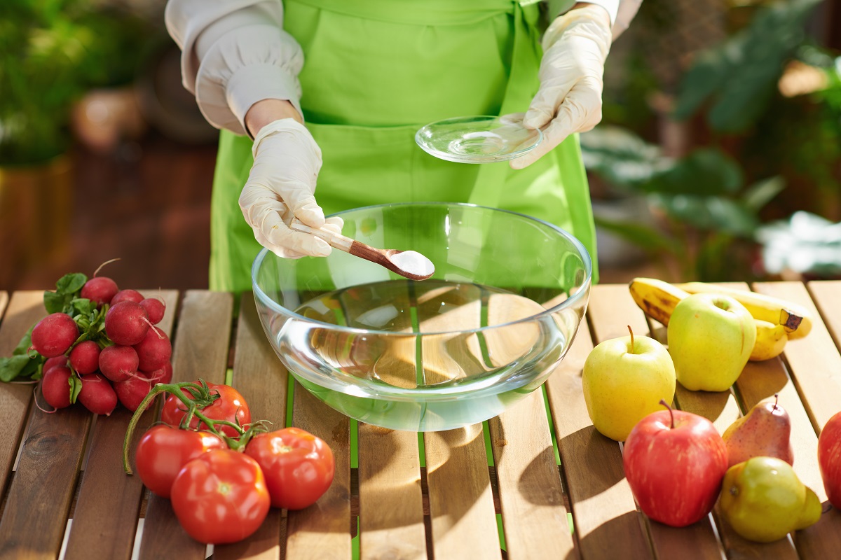 Closeup,On,Housewife,In,Green,Apron,Removes,Pesticides,By,Soaking