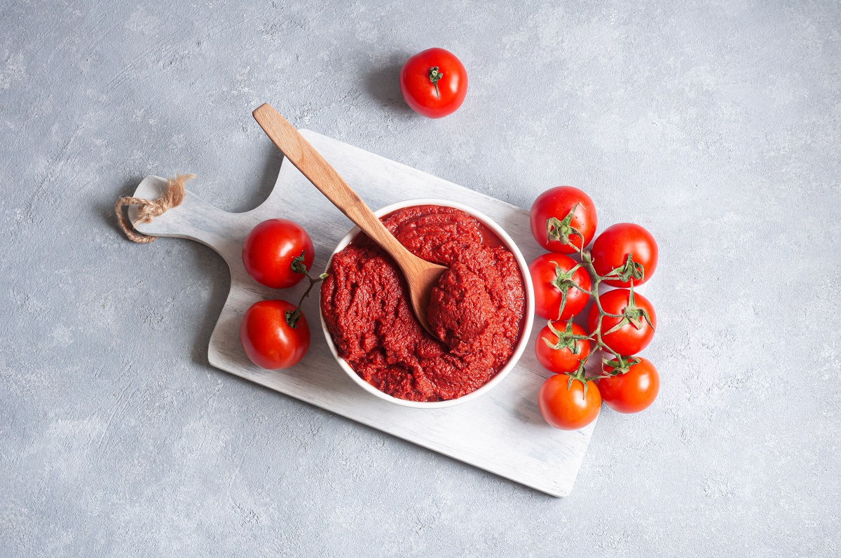 Traditional,Turkish,Tomato,Paste,In,Bowl,With,Fresh,Tomatoes,On