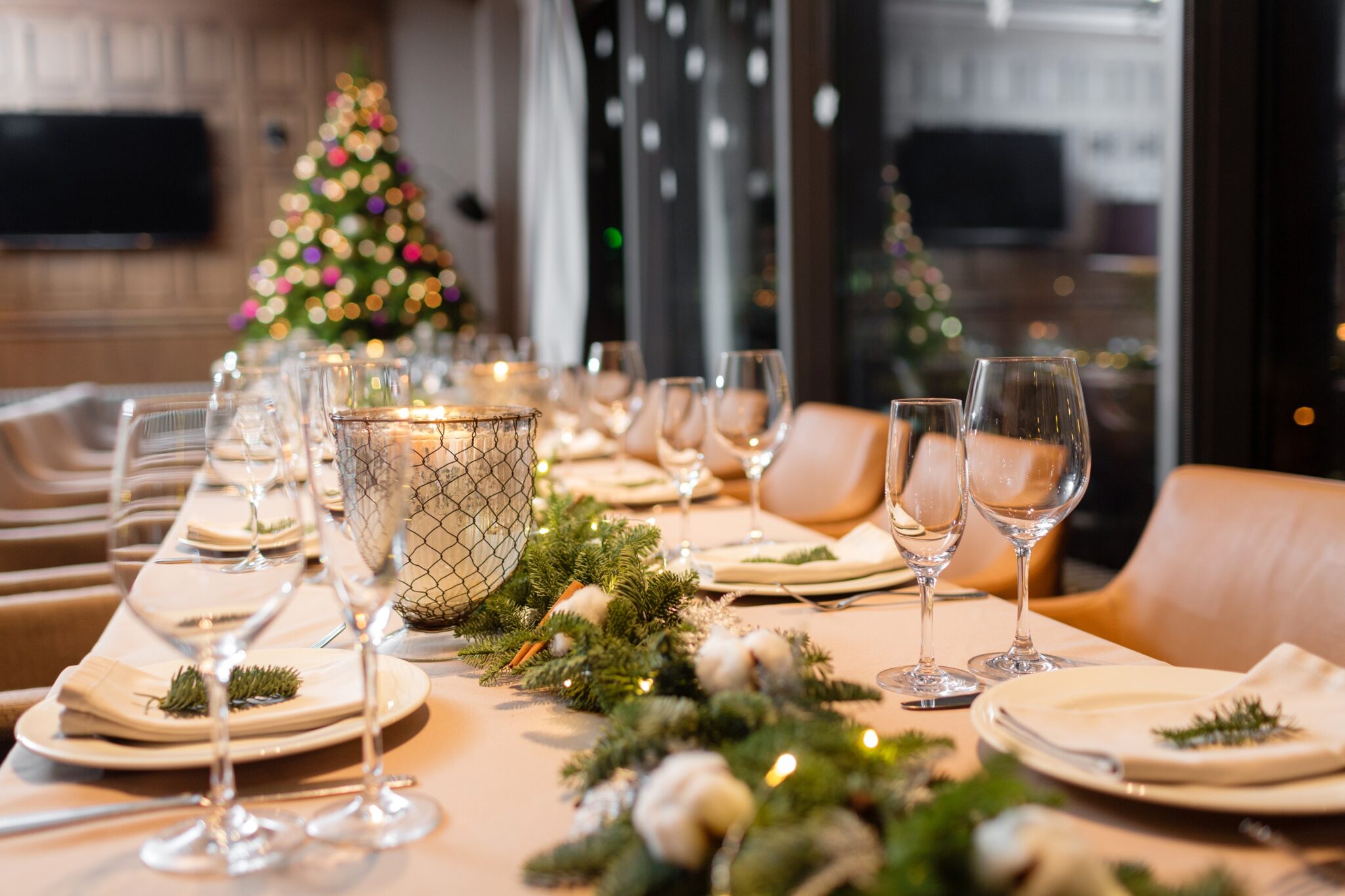 Christmas,Dinner,Feast.,A,Decorated,Dining,Table,With,Champagne,Glasses