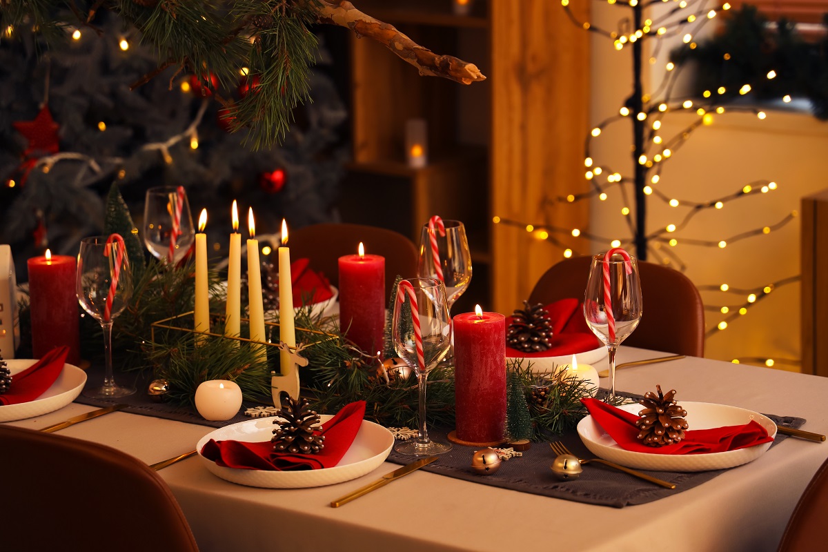 Festive,Dining,Table,With,Christmas,Setting,In,Room