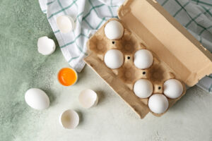 Box,With,Fresh,Raw,Eggs,On,Table