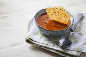 Τραγανά τσιπς παρμεζάνας: Το πιο νόστιμο ορεκτικό με μόνο ένα υλικό
